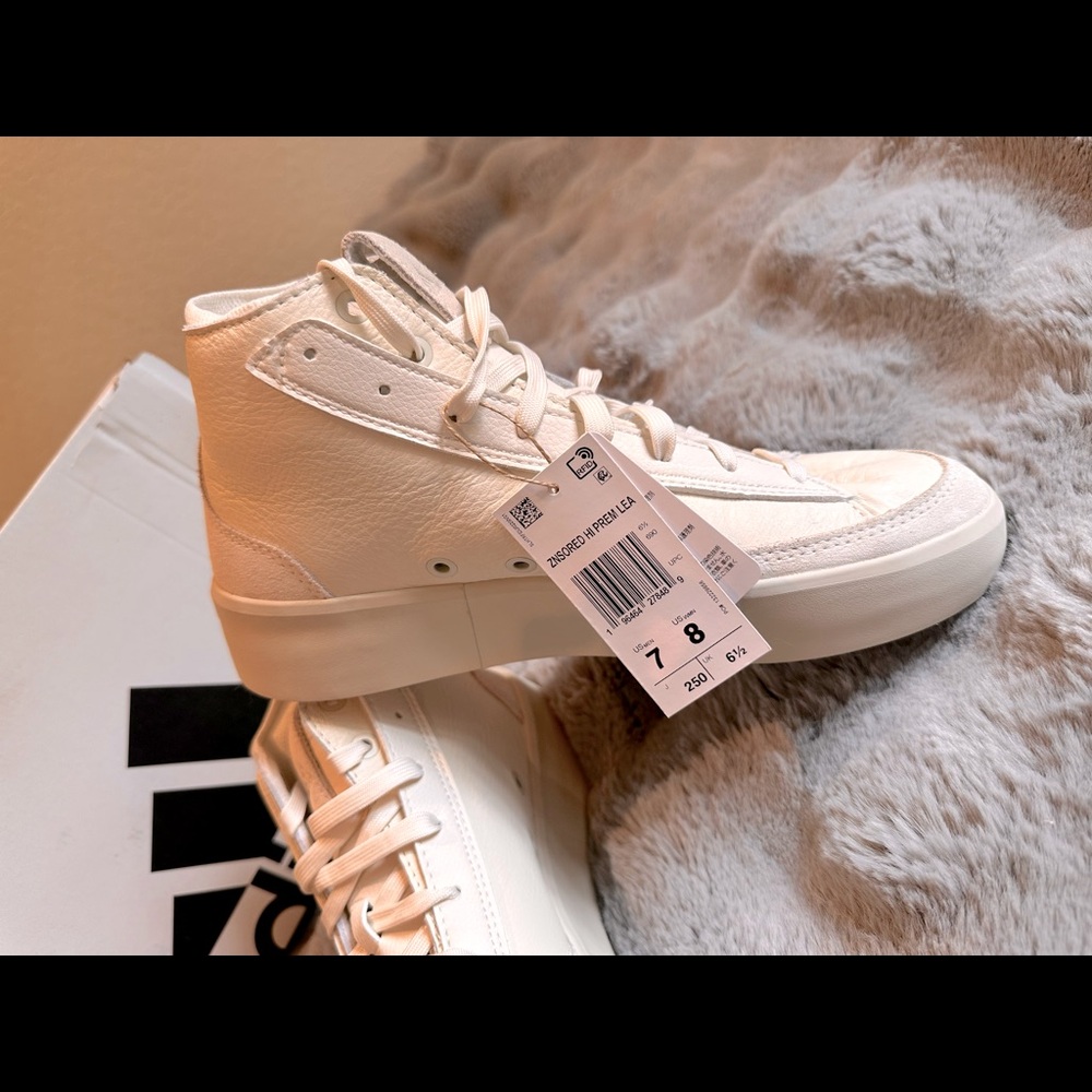 BRAND NEW Adidas leather hi-top shoes size 8